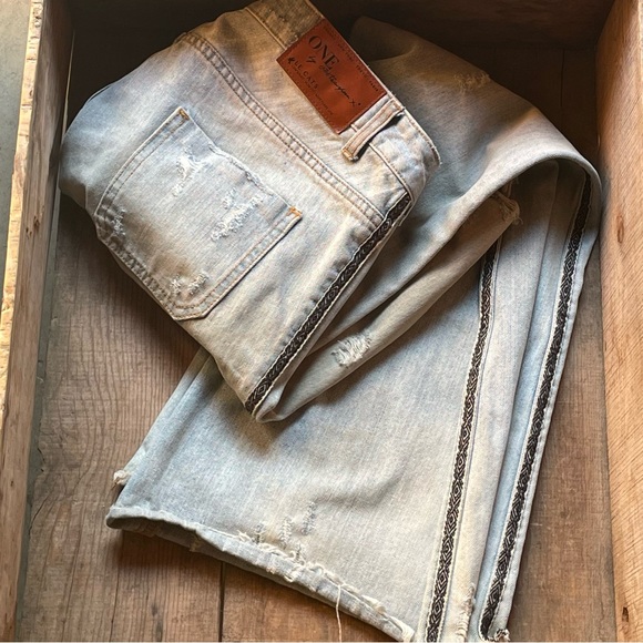 One x Teaspoon Women's Bell Bottom Light Blue Distressed Denim Jeans Size 28 - Picture 5 of 16
